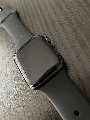 Smart saatlar: Apple Watch Series 5 40 mm (qara) – silikon Sport Band ilə — 5