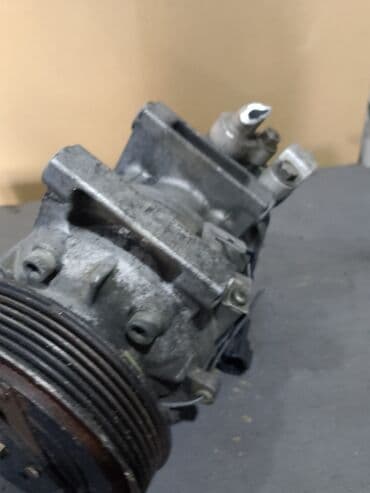 kampresor: Gümüşü rəngdə, dairəvi formalı, avtomobil kondisionerinin kompressoru — 3