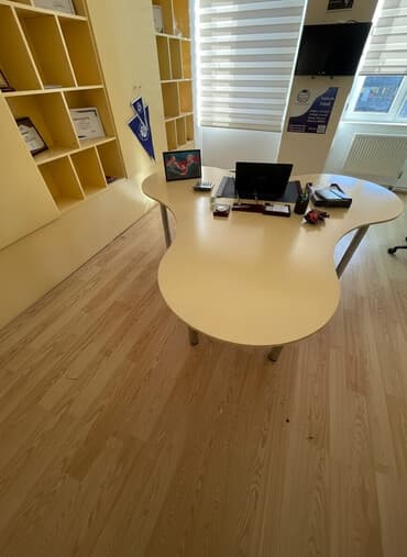 рабочий кабинет руководителя: Ofis mebeli dəsti - Dəyirmi/ellips formalı iş masası: krem rəngdə — 1