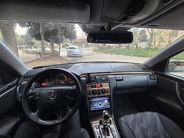 Mercedes-Benz E-Class: 2.2 l | 2000 il Sedan — 9