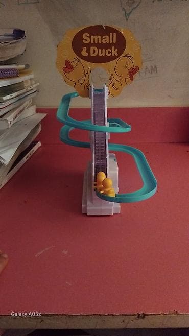 Heyvanlar üçün mallar: “Small & Duck” masaüstü oyuncağı – avtomatik pilləkənli ördək — 1