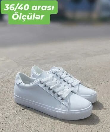 parça mokasinlər: Ağ rəngli uniseks krossovka - Klassik minimal dizayn, gündəlik — 1