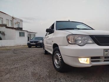 xacmazda ucuz avtomabiller: Avtomobil: Sedanın kompakt sinfi, ağ rəng Kuzov: 4 qapılı, ağ boya — 4