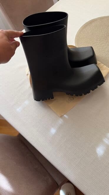 ağ rezin çəkmələr: Balenciaga brendinə məxsus qara rəngli uniseks rezin çəkmələr. Bu — 2