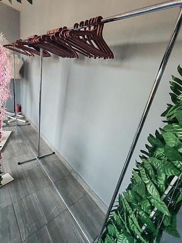 Paltar asılğanı vitrini satılır. Üzərinde 40 ədəd veşilka verilir