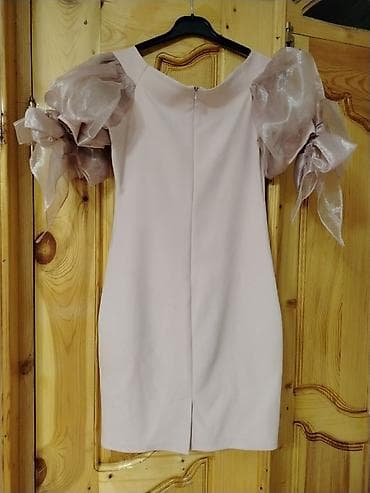 a klas: Pudra rəngində qısa ziyafət/libas - Dizayn: Sadə, düz kəsimli siluet; — 2