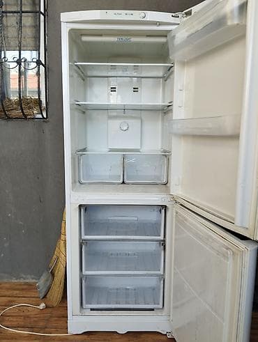 buxar utu: İki kameralı soyuducu - Üst kamera: soyuducu bölməsi, 3 şüşə rəf — 1