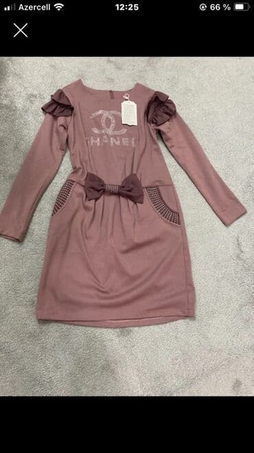 velür uşaq idman kostyumları: Uşaq paltarı – uzunqol, pudra-bənövşəyi rəngdə. Ön hissədə strazlı — 2