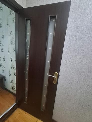 Daxili otaq qapısı – tünd qəhvəyi rəngdə, müasir dizayn