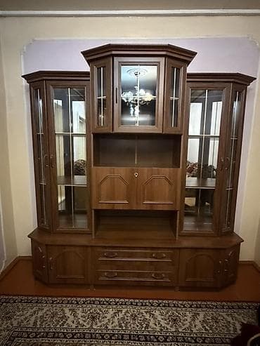 Klassik üslubda salon üçün iri divan-dolab (sekreter tipli vitrinli