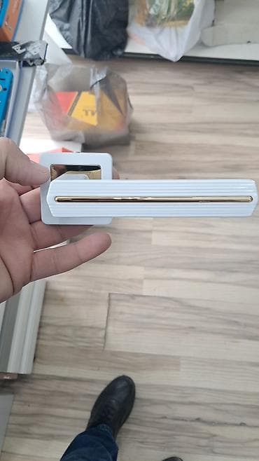 paneli: Ağ rəngli taxta interyer qapısı – klassik üslubda dekorativ relyef və — 6