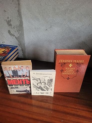 Müxtəlif mövzularda rus və azərbaycandilli kitablar toplusu Dildə