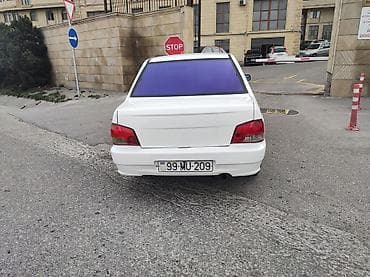 niva şini: Avtomobil: Sedanın kompakt sinfi Rəng: Ağ Kuzov: 4 qapılı sedan — 4