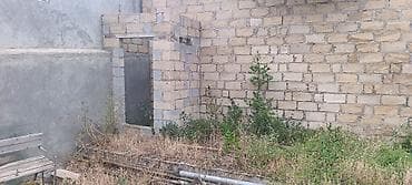 ev: Satış üçün: hasarlı həyət və tikili karkası - Geniş darvazalı giriş — 2