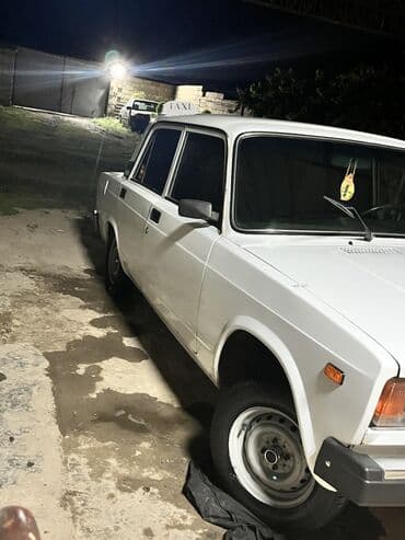 турбо аз подержанные автомобили таеота приюс аренд: Lada 2107 sedan – ağ rəngli, klassik kuzov. Üstündə dam “TAXI” işarəsi — 2