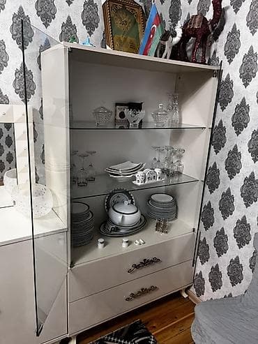 sifaner: Vitrinli qab-dırnaq dolabı - Rəng: krem-ağ, parlaq səth - Ön hissə — 1