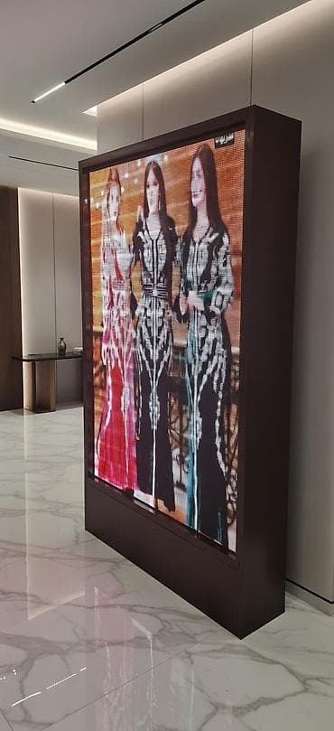 Digər biznes avadanlığı: LED reklam totemi – daxili məkanlar üçün rəqəmsal vitrin Məhsul — 3