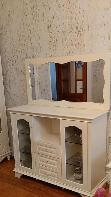 Ağ rəngli qonaq otağı mebel dəsti Tərkib: - 2 ədəd şüşəli vitrin — 2