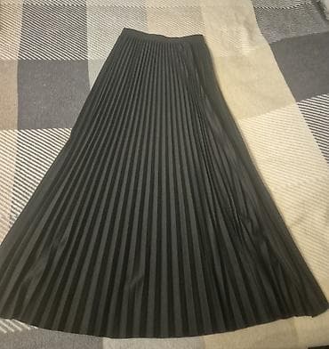 Qara pliseli ətək - Rəng: dərin qara - Dizayn: incə və bərabər qatlı