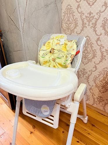Uşaq üçün yemək stulu və geyim dəsti. Dəstə şəkildə görünən uşaq — 1