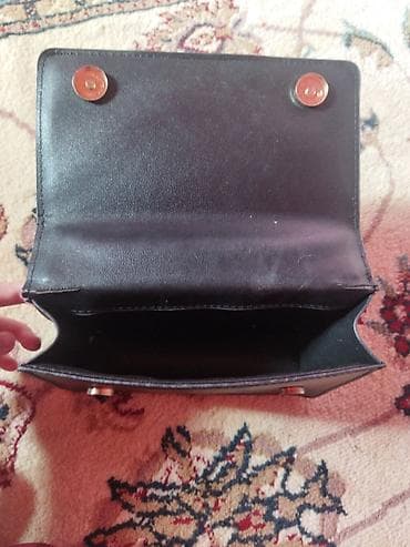 Şəxsi əşyalar: Qara mini çiyin çantası – qızılı zəncirli - Material: hamar süni dəri — 2