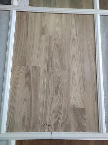Ağac naxışlı döşəmə örtüyü (laminat panel) - Rəng/tekstura: açıq-bej — 1