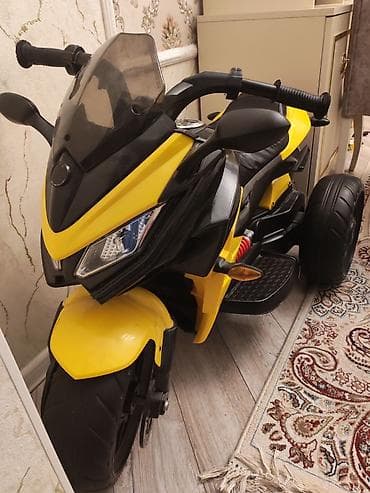 Uşaq üçün elektrikli üçtəkərli motosiklet – sarı/qara rəngdə sport