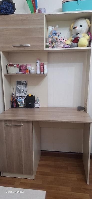 Künc masa, Stulsuz, Polkalı, Siyirməsiz, Sadə laminat — 1