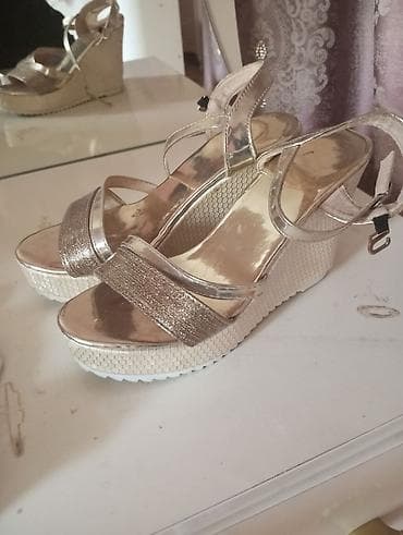 Qızılı rəngdə platforma sandal - Model: Qadın sandal - Rəng: Metalik