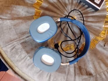 Mikrofonlar: Mavi rəngli over‑ear qulaqlıq - Üzərində yumru, metalik mavi kasalar — 2