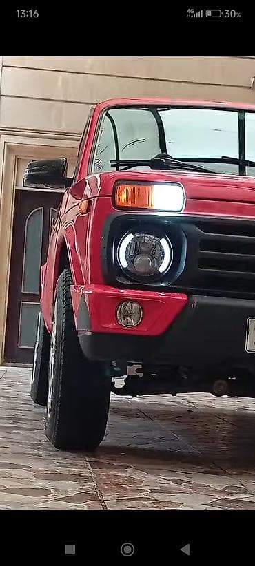 lada 09: LADA Niva (VAZ 2121) – parlaq qırmızı rəngdə şəhər və off-road üçün — 3