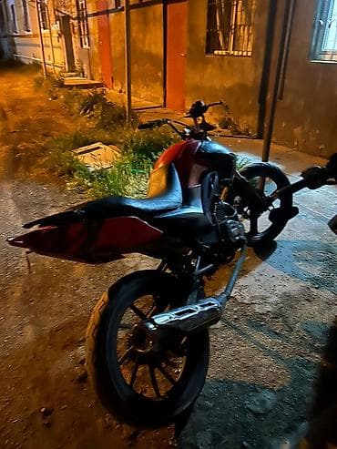 Sənədsizdi! Moped/motosiklet – küçə/siti üslublu, qırmızı-qara rəng