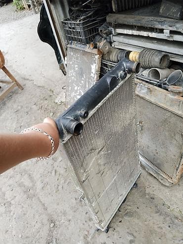 yağ radyatoru: Avtomobil üçün radiator. Metal korpuslu, üst hissəsi plastik boğazlı — 1