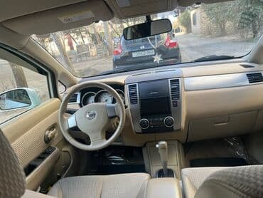 Motonəqliyyat: Nissan Tiida hatchback - Kuzov: 5 qapılı hatchback, ağ rəng - — 5