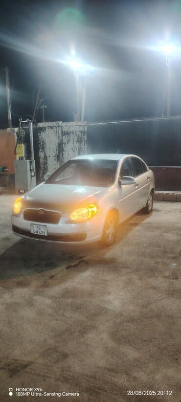 on şuşə: Hyundai Accent sedan – gümüşü rəng Xarici: - 4 qapılı sedan kuzov - — 3