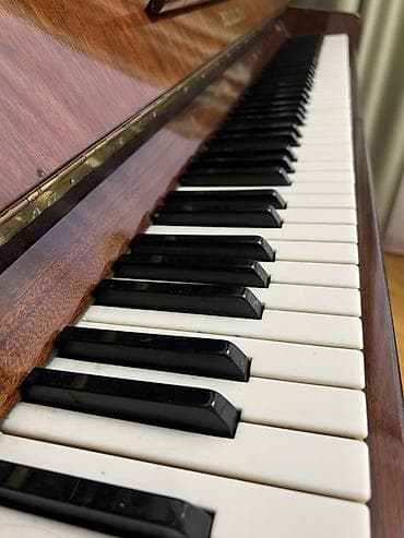gitara akustik: Piano – “Юность” (Yunost) markalı Xüsusiyyətlər: - Akustik upright — 6