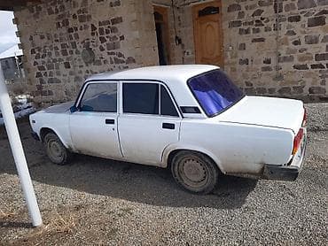 VAZ 2107, ağ rəng, sedan kuzov. Xüsusiyyətlər: - Klassik 4 qapılı