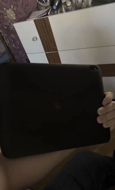 Printerlər: Planşet (qara rəngdə) - Ekran: təxminən 9.7–10.2 düym toxunmatik — 2