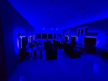 playstation 4 pro oyunları: PlayStation oyun zalı – rahat lounge və neon dizayn Hazır Biznes — 1