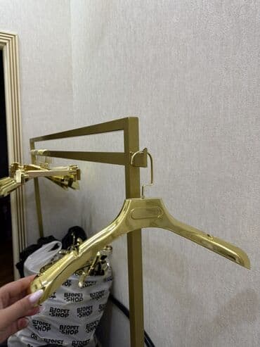 Opel: Qızılı rəngdə paltar asqisi 
Vesilka — 2