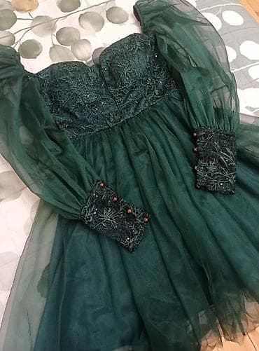 koja etek: Tünd yaşıl rəngdə zərif qısa ziyafət paltarı. Çox qısa deyil. - — 2