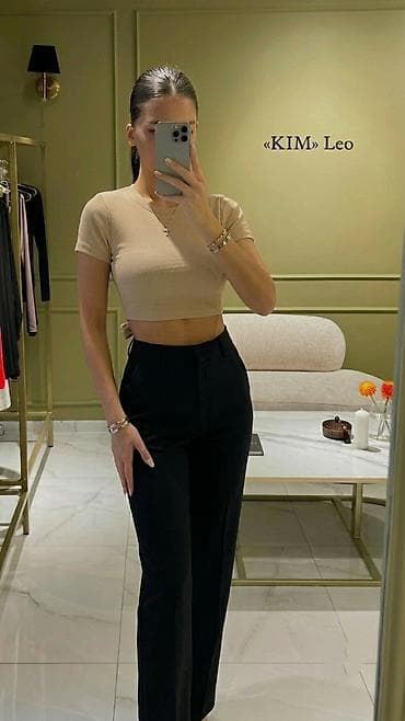 Qadınlar üçün qısa, bədənə oturan ribana crop-top - Model: qısa — 2