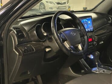 kreditle maşin: Qara rəngdə olan Kia Sorento avtomobilinin salonu. Sükan dəri örtüyə — 2
