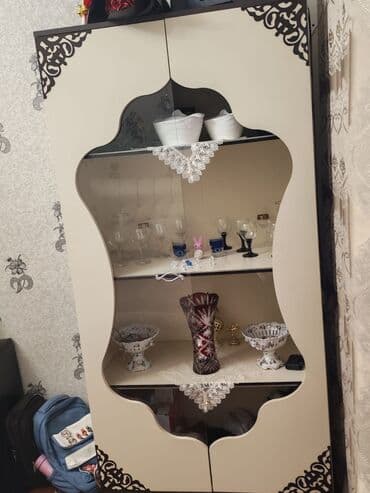paltar rəfi: Şüşəli dolab vitrini — 1