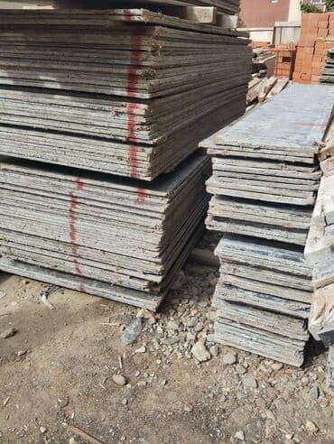 işlemiş taxdalar: Qara rəngdə laminatlı taxta panellər. Bu panellər tikinti və ya mebel — 6