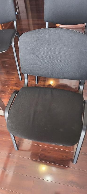 Qara rəngdə, metal karkaslı və qoltuqlu ofis kreslosu. Parça üzlüklə