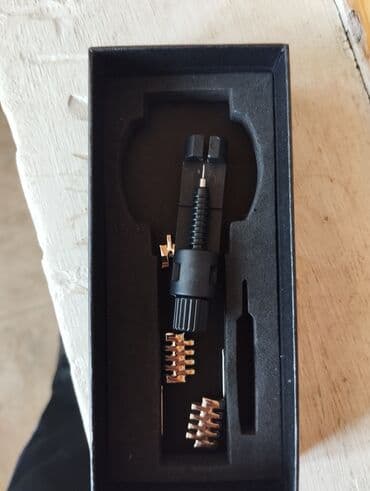 бу вещи: Gümüşü rəngdə metal kəmərli, qara siferblatlı saat. Siferblatda — 3