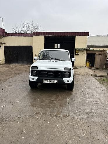 mersedes maşin: Lada Niva 3 qapı, ağ rəngli, kuzov kiti ilə yenilənmiş şəhər/ofroad — 1