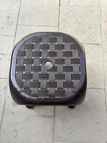 Plastik taburetka - Material: möhkəm plastik - Rəng: tünd qəhvəyi -