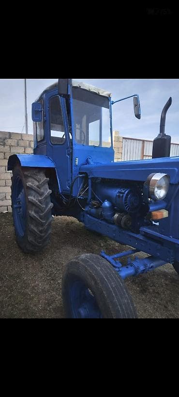 maşın satısı: Mavi rəngdə təkərli kənd təsərrüfatı traktoru Xüsusiyyətlər: - — 2